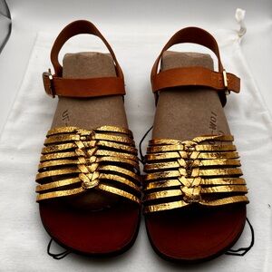 🏖CHIE MIHARA Gold and Tan Strappy Sandals